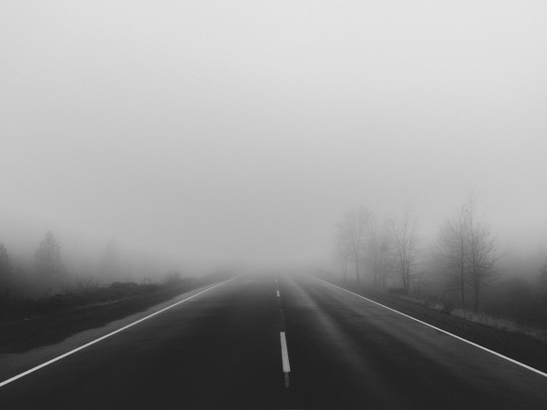 rodovia com neblina